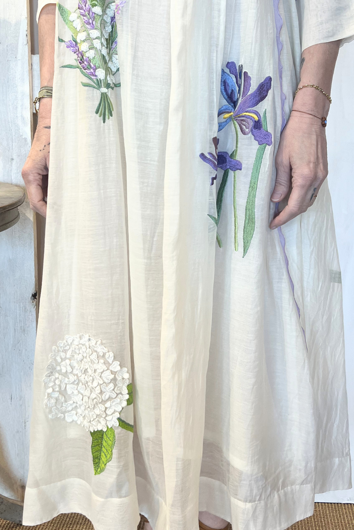 Abito con ricami misto seta