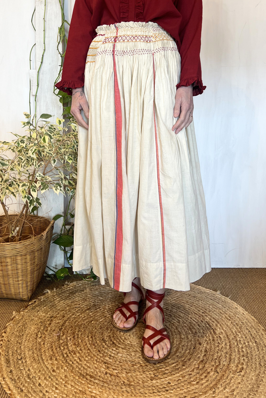 Gonna punto smock ricamata a mano