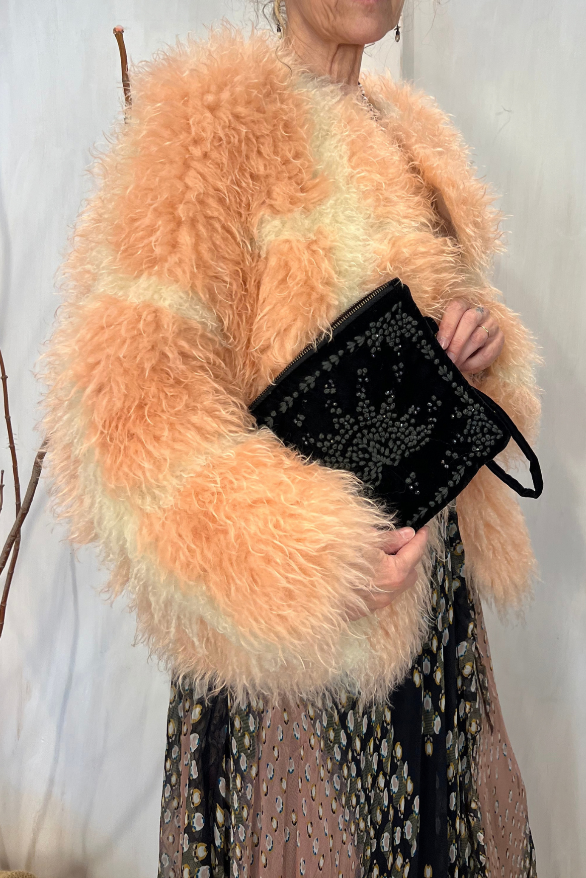 Clutch in velluto con ricami e applicazioni