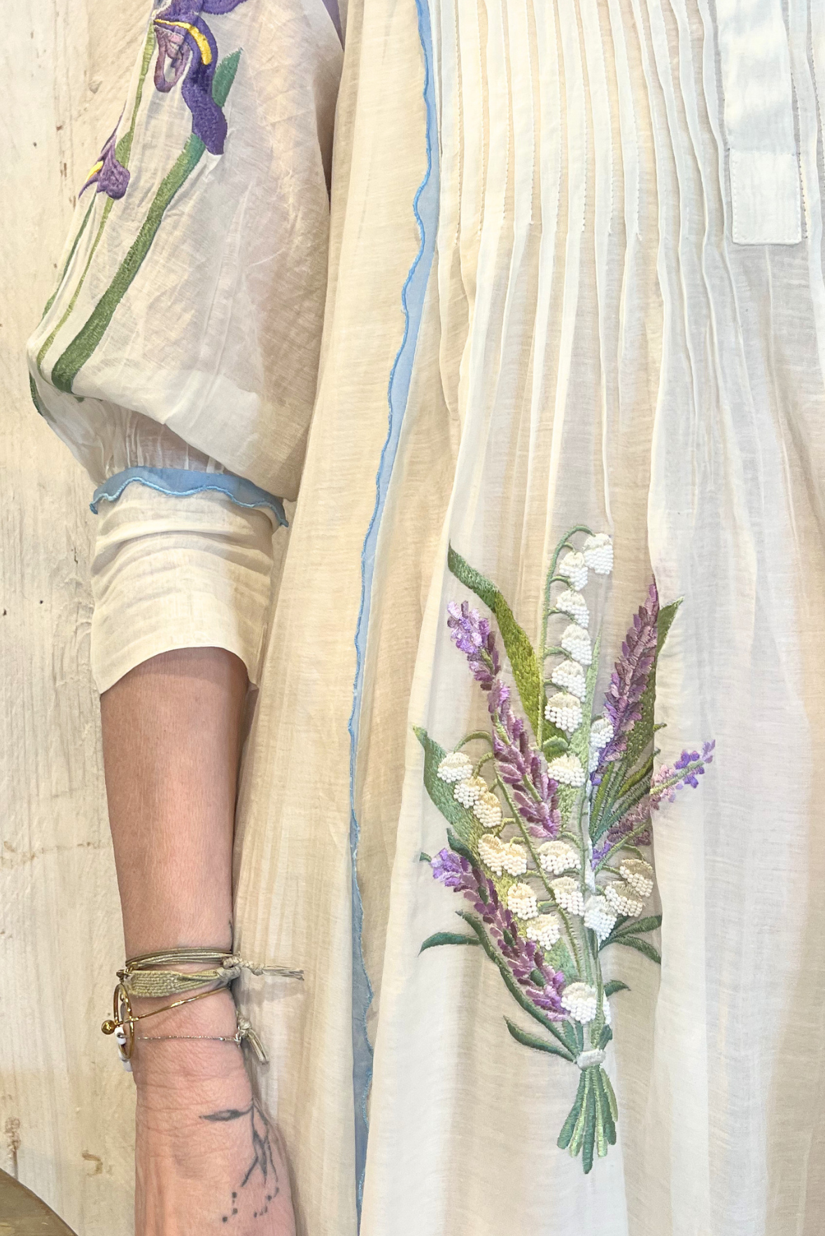 Abito con ricami misto seta