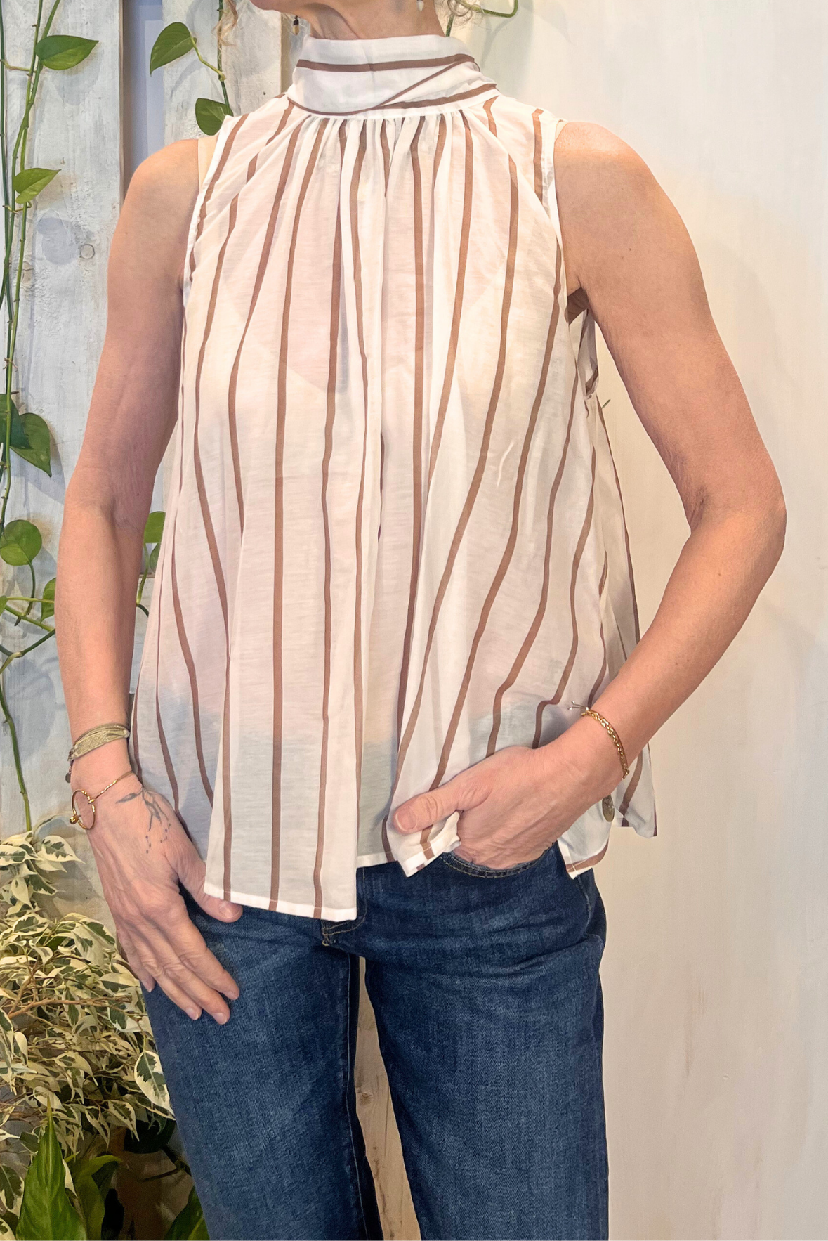 Top smanicato con fiocco