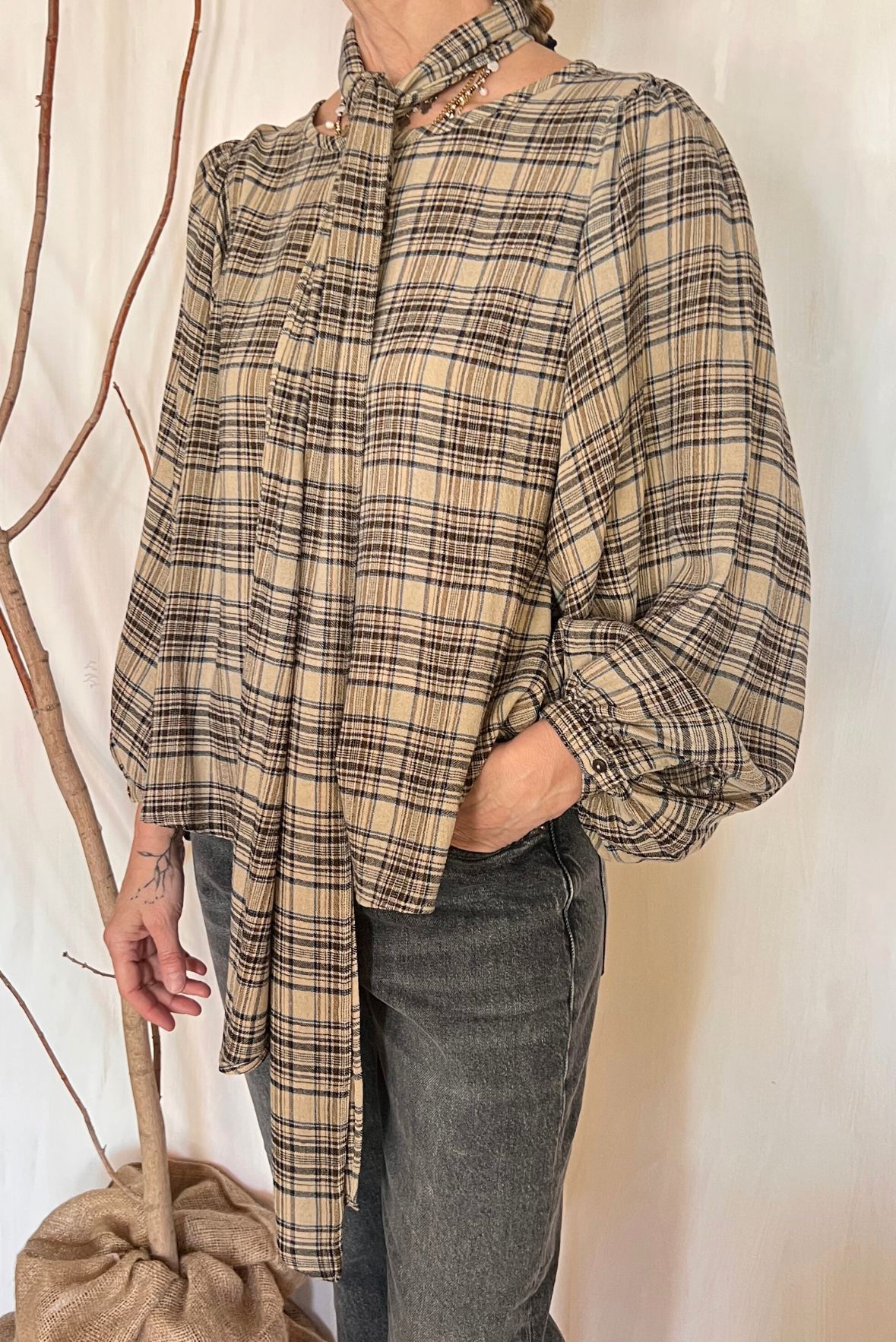 Blusa over con sciarpina
