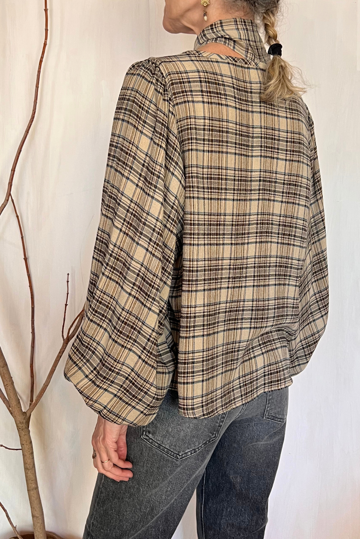 Blusa over con sciarpina