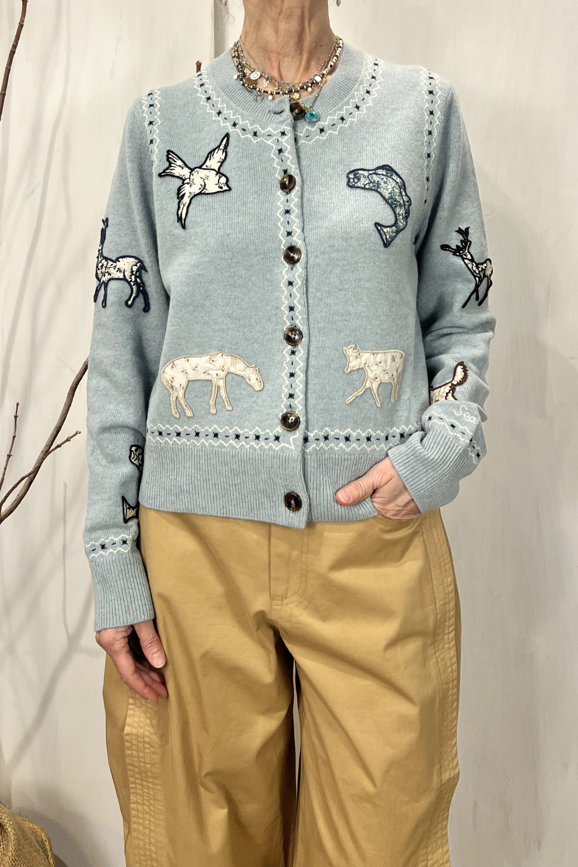 Cardigan iin lana con ricami e toppe