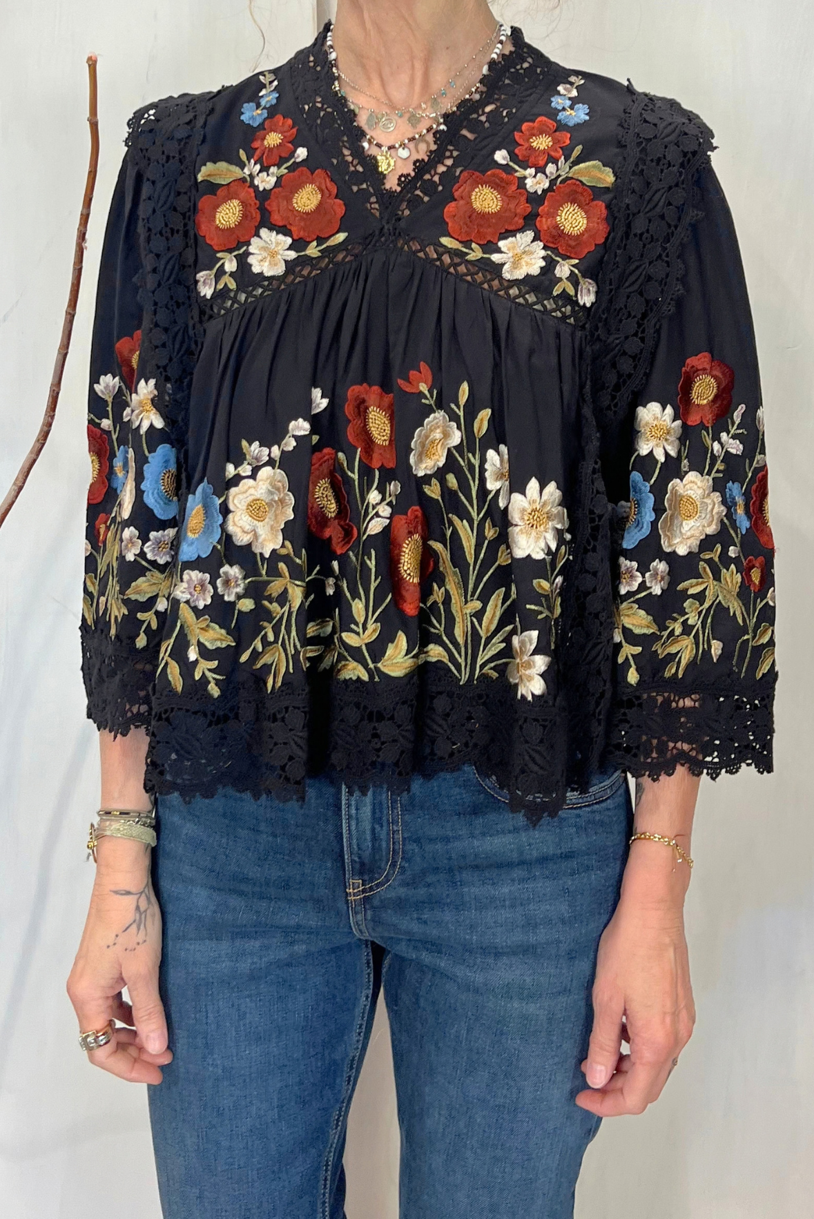 Blusa con ricami e pizzo