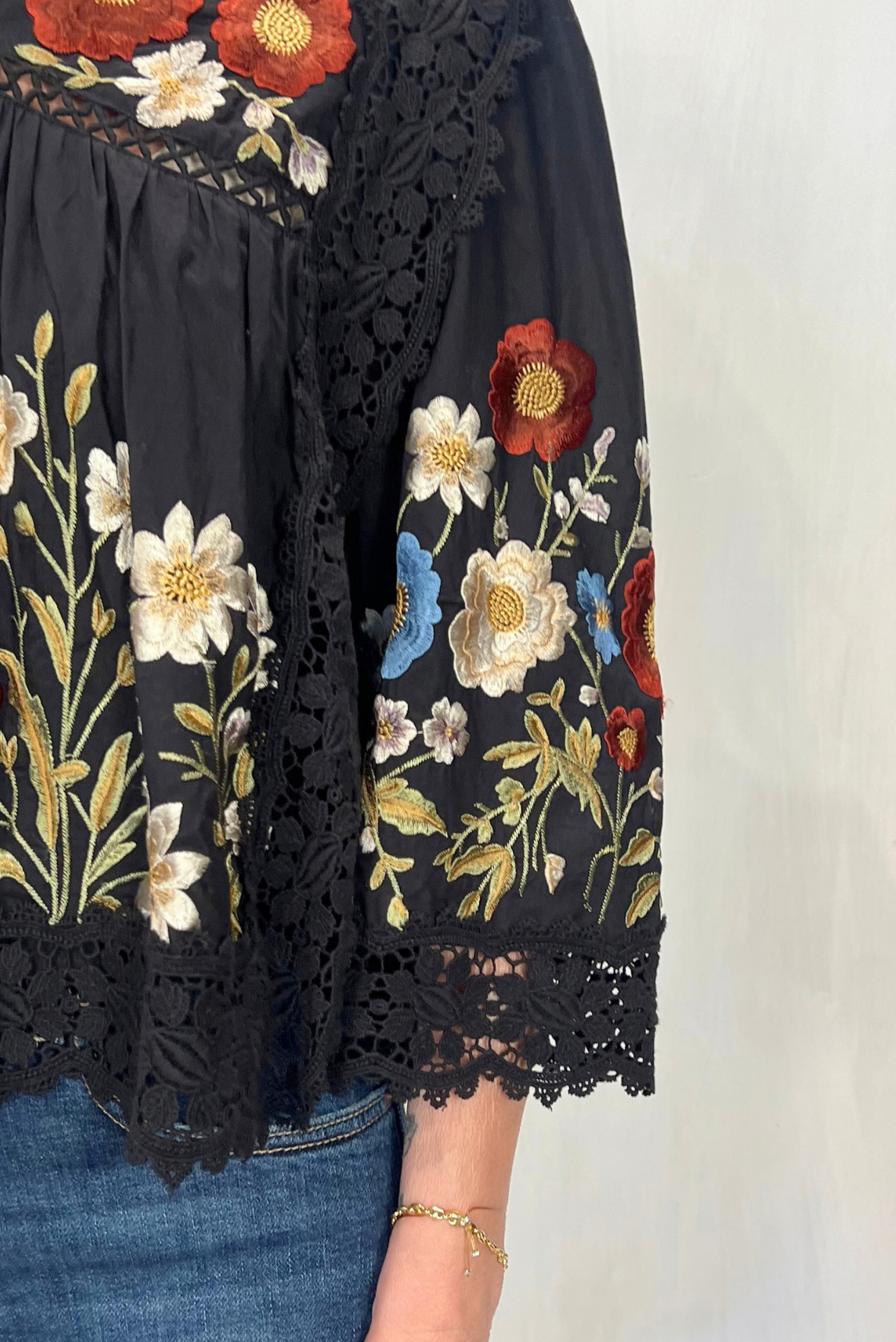 Blusa con ricami e pizzo