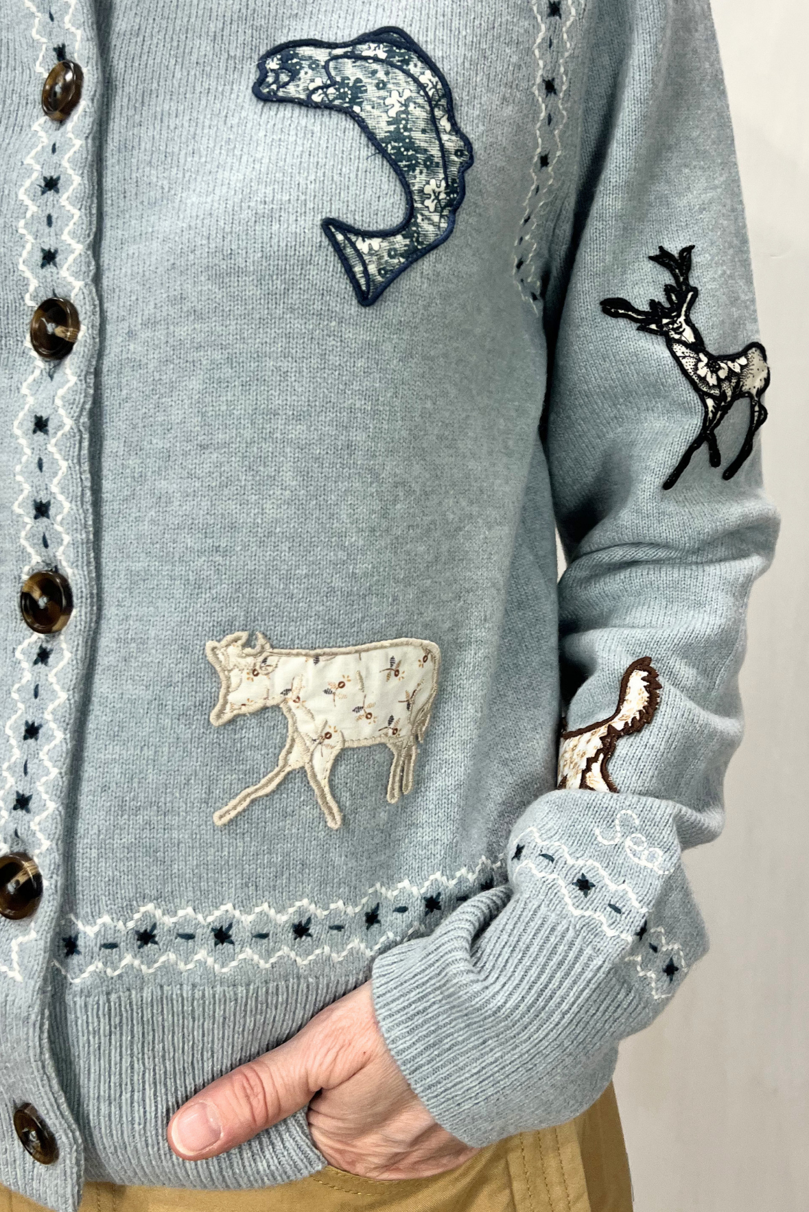 Cardigan iin lana con ricami e toppe
