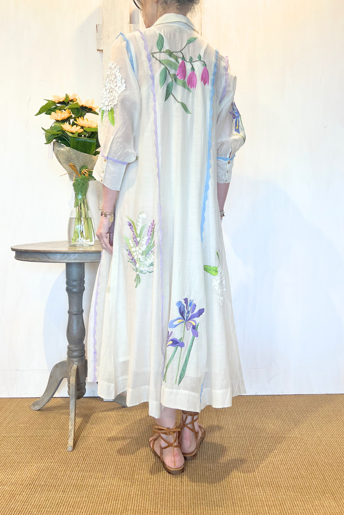 Abito con ricami misto seta