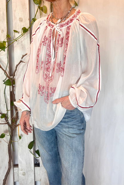 Blusa over con ricami