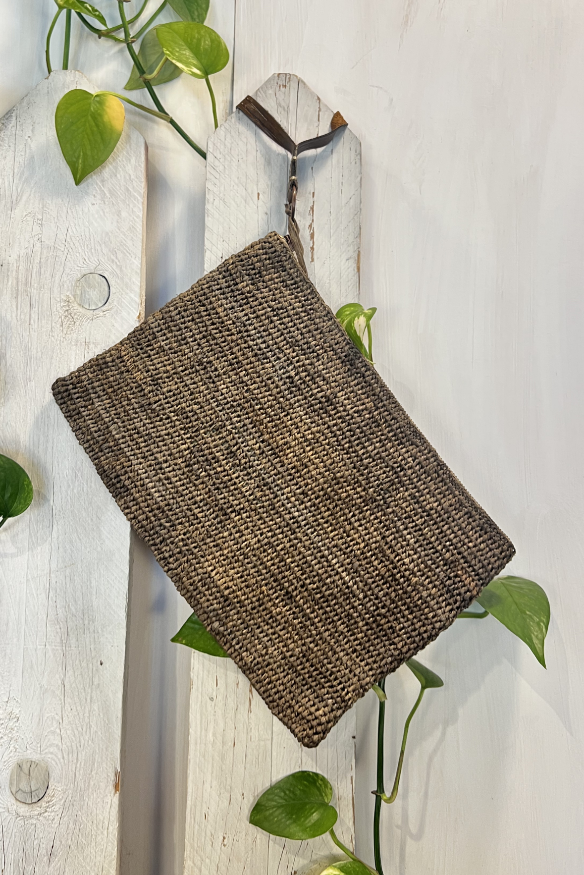 Clutch Ampy in rafia