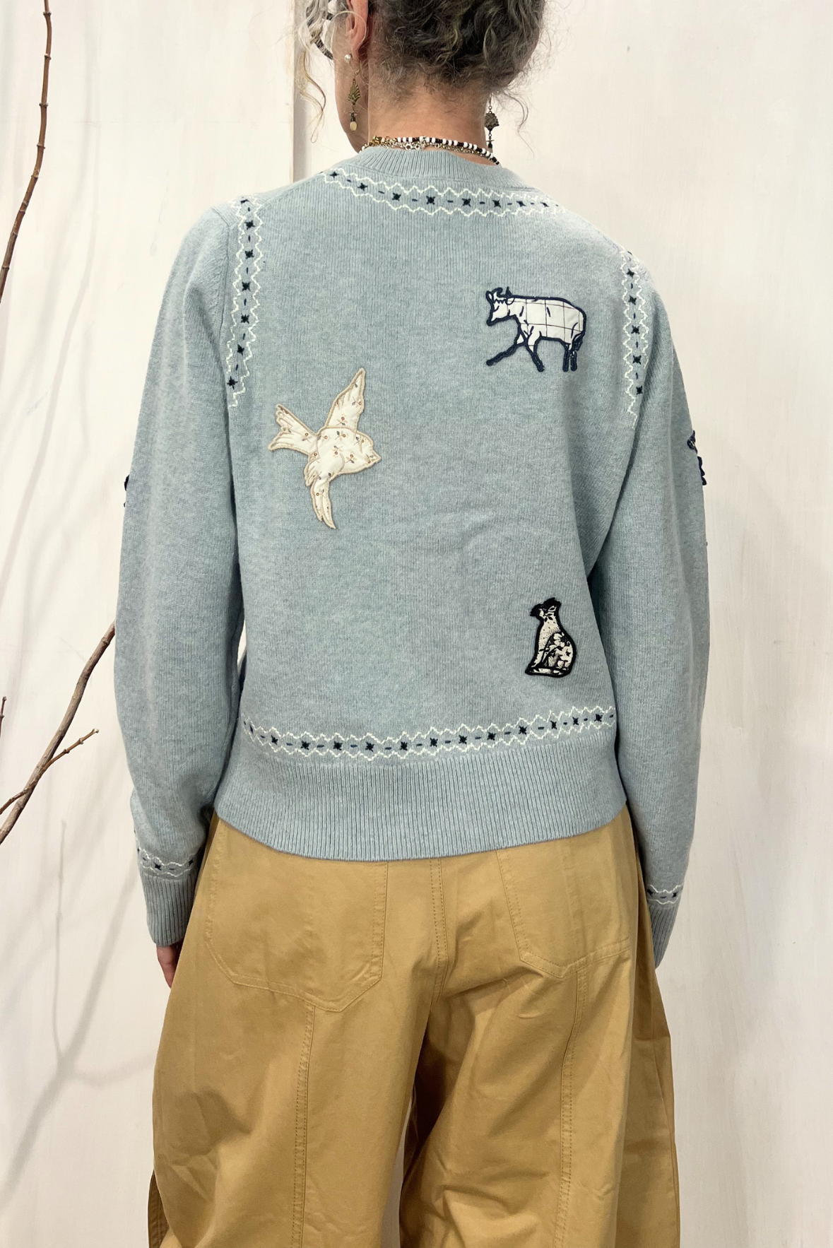 Cardigan iin lana con ricami e toppe