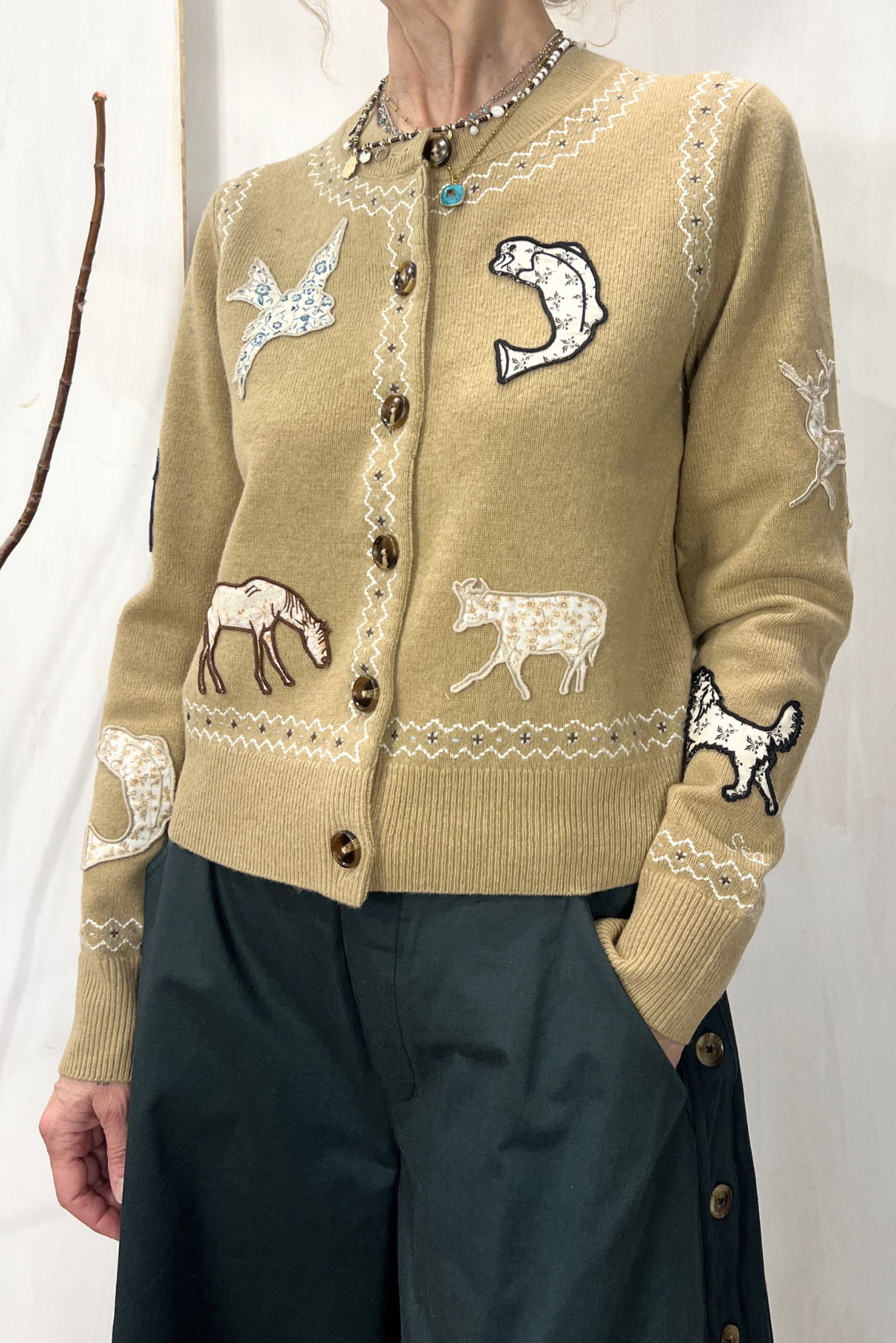Cardigan iin lana con ricami e toppe