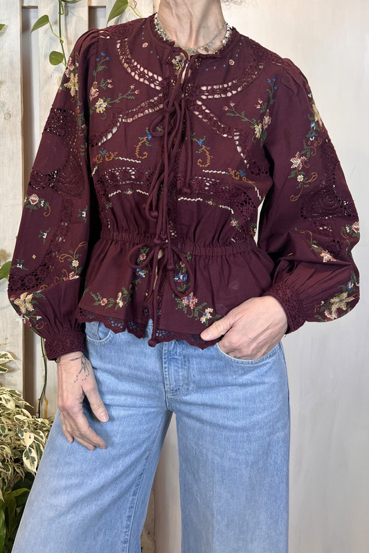 Camicia con ricami e pizzo