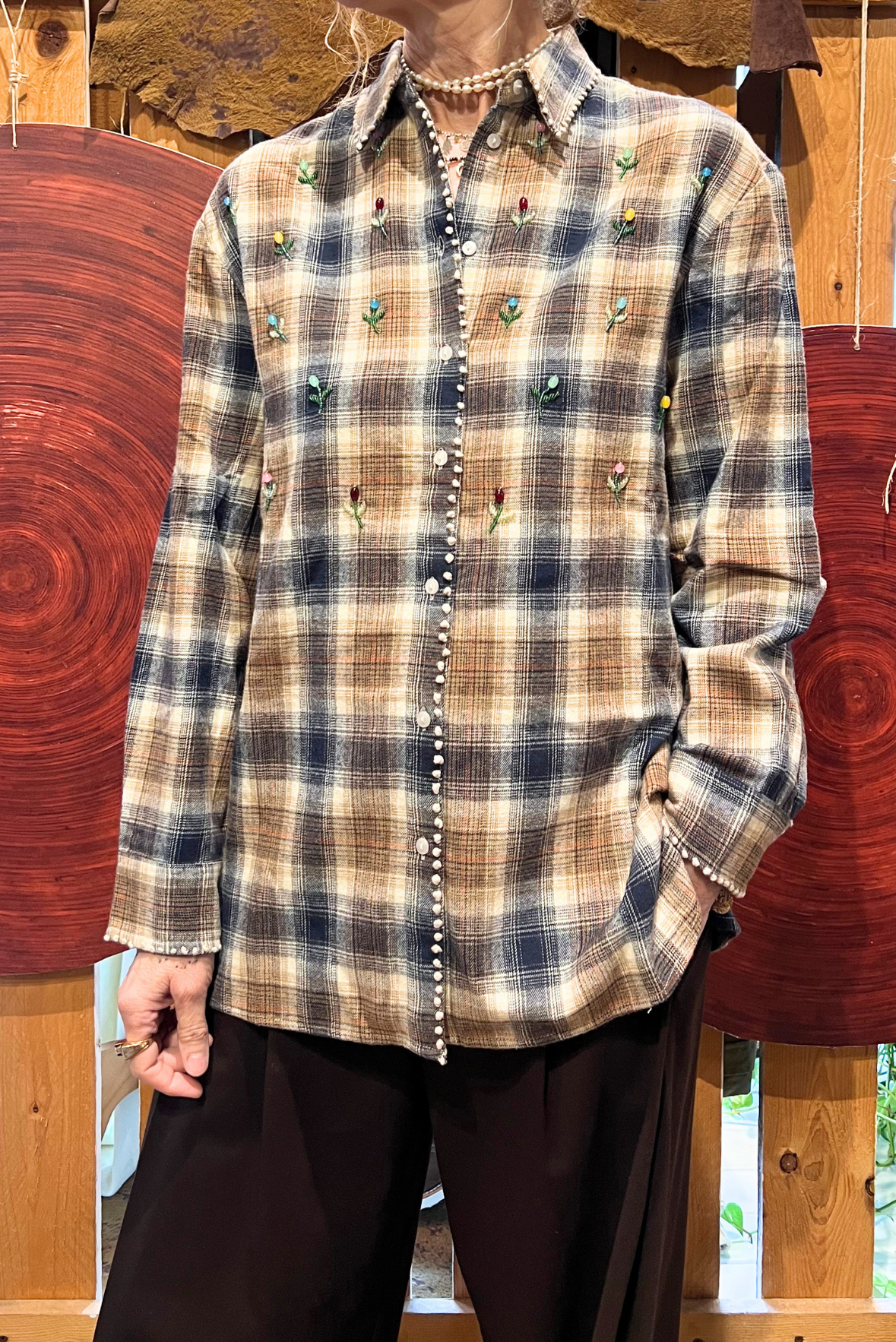 Camicia con ricami e perline