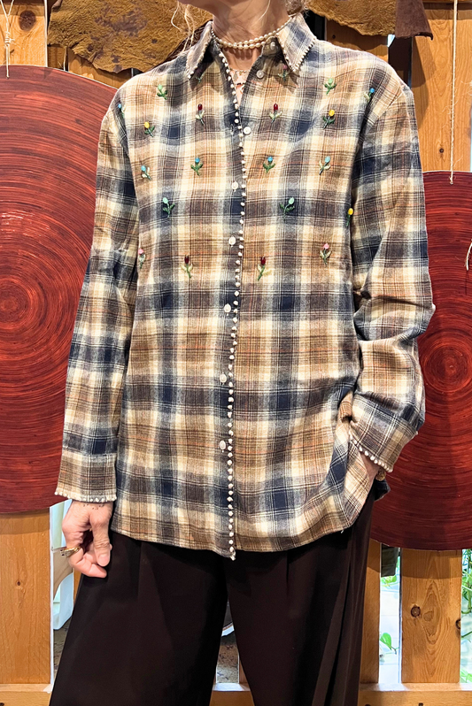Camicia con ricami e perline