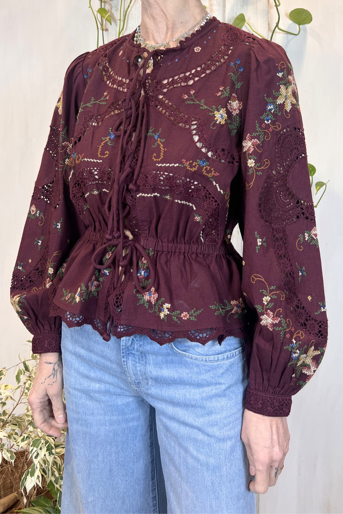 Camicia con ricami e pizzo