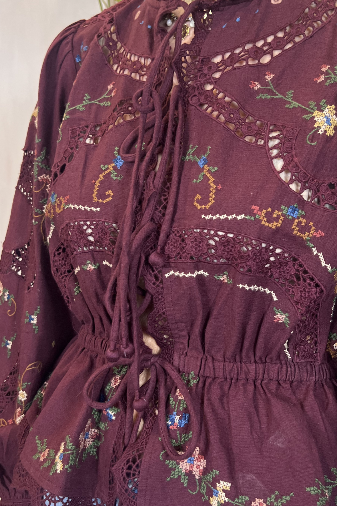 Camicia con ricami e pizzo