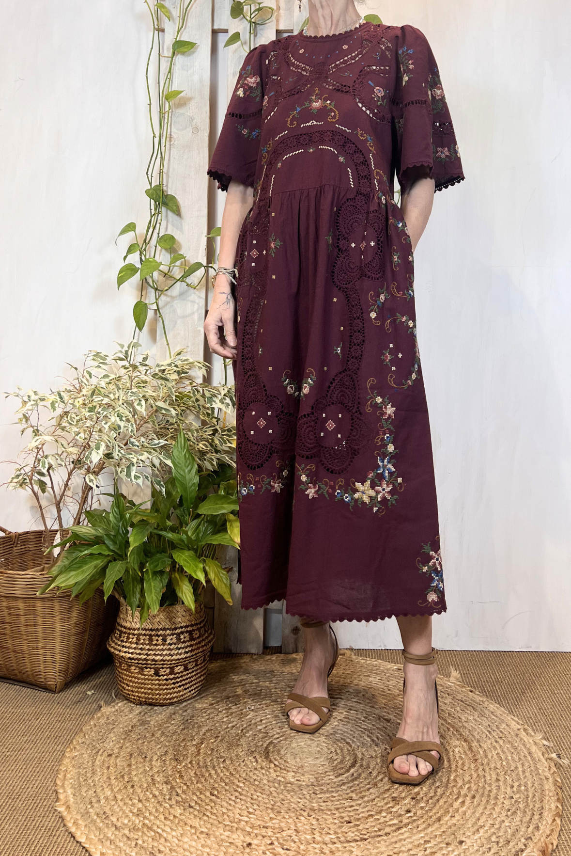 Abito lungo con ricami e pizzo all over