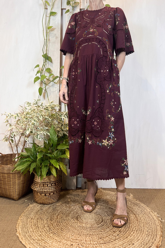 Abito lungo con ricami e pizzo all over