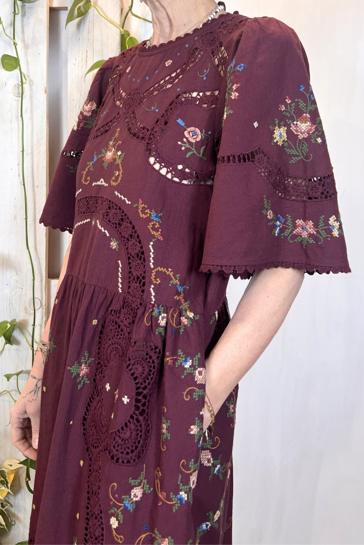 Abito lungo con ricami e pizzo all over