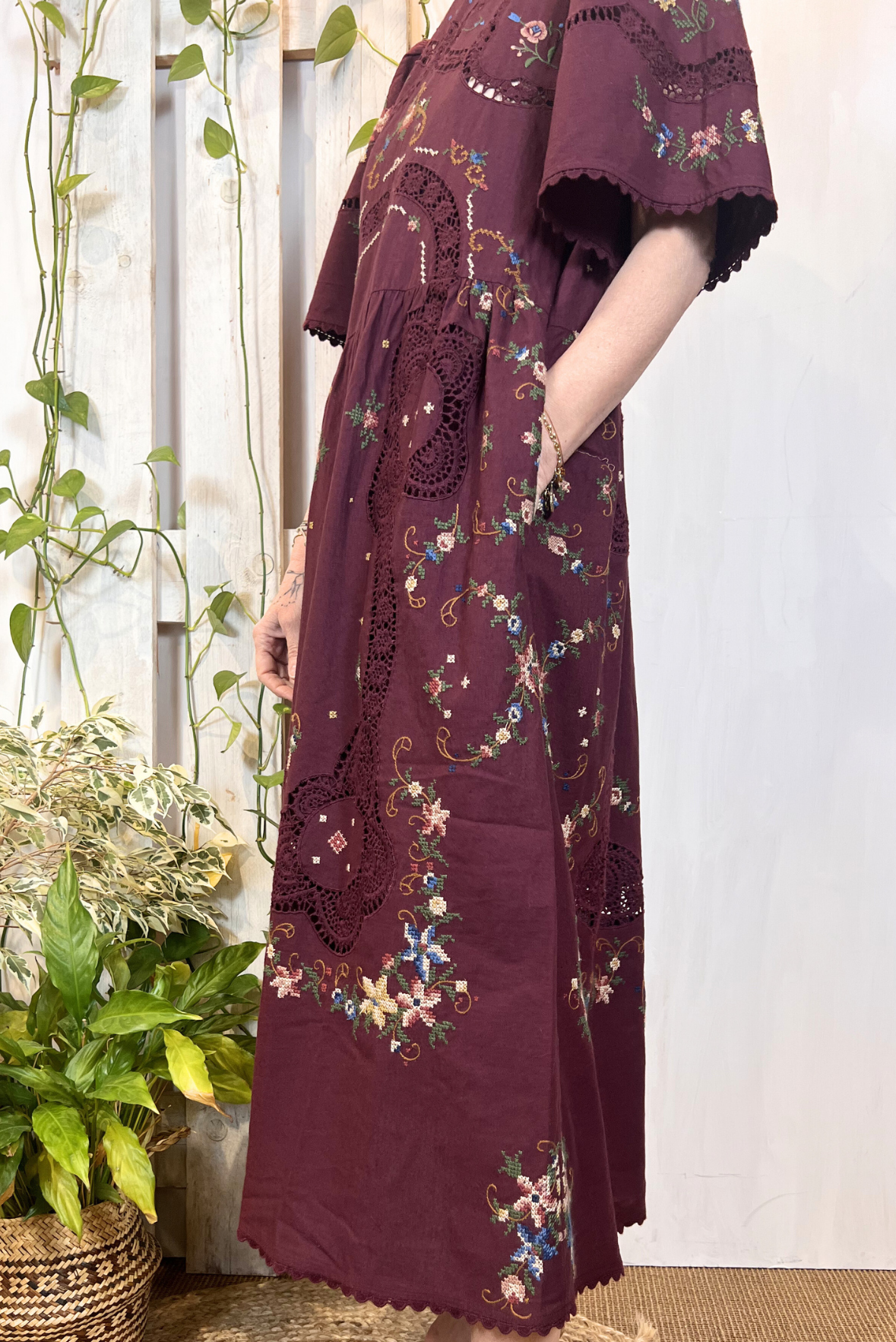 Abito lungo con ricami e pizzo all over