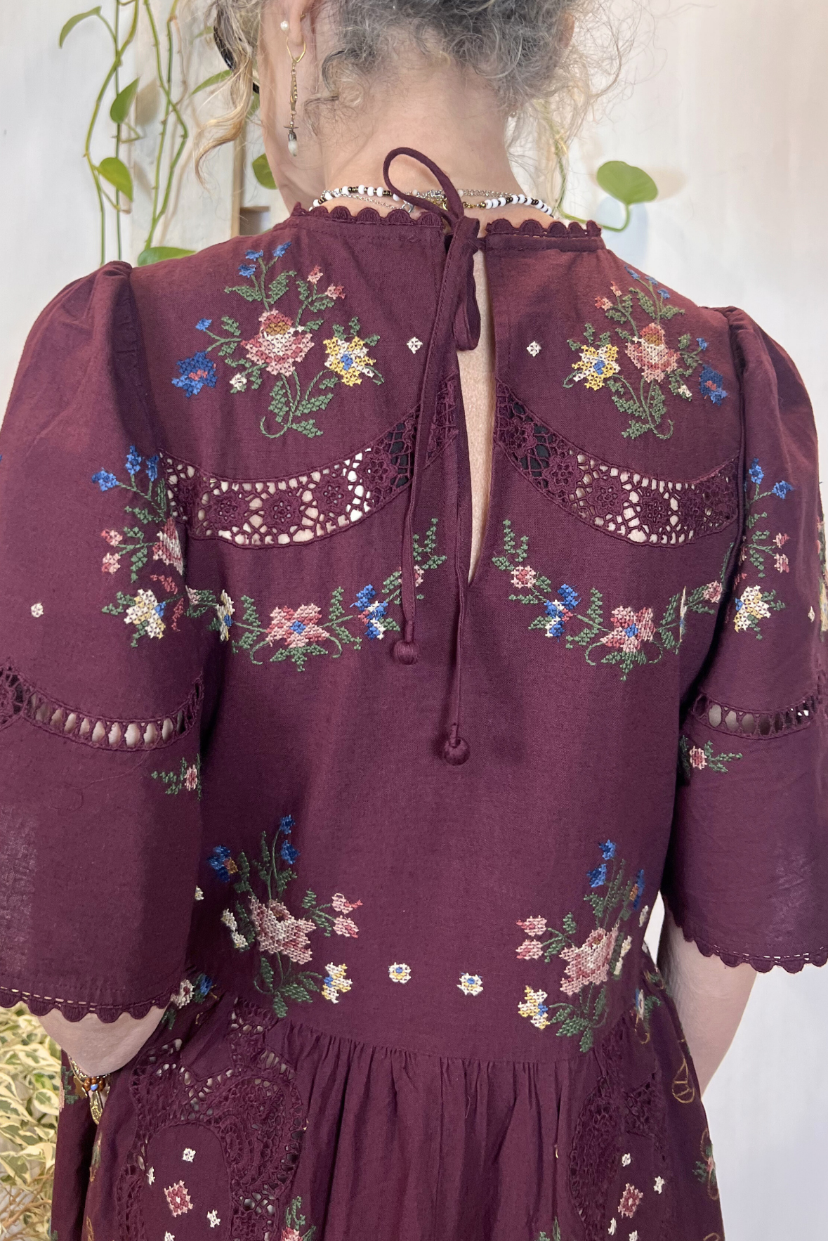 Abito lungo con ricami e pizzo all over