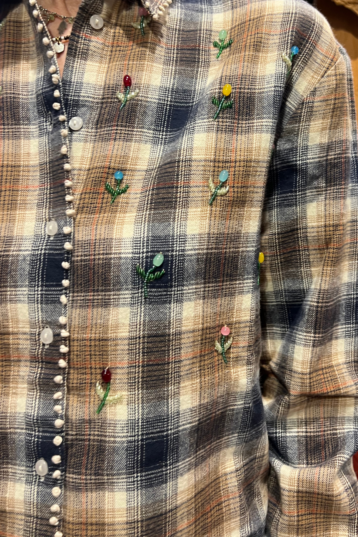 Camicia con ricami e perline