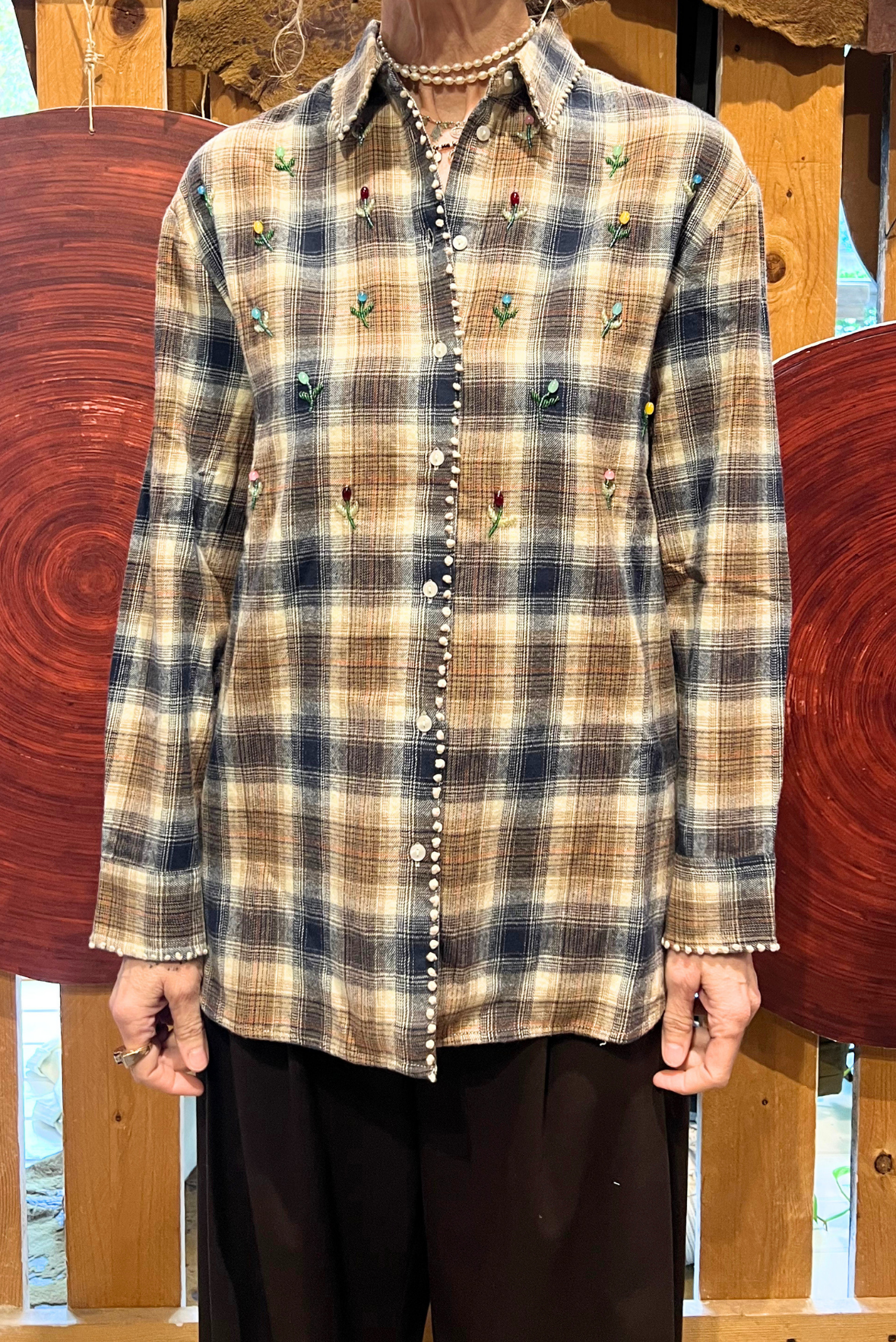 Camicia con ricami e perline