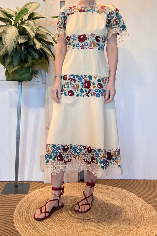 Abito lungo con ricami