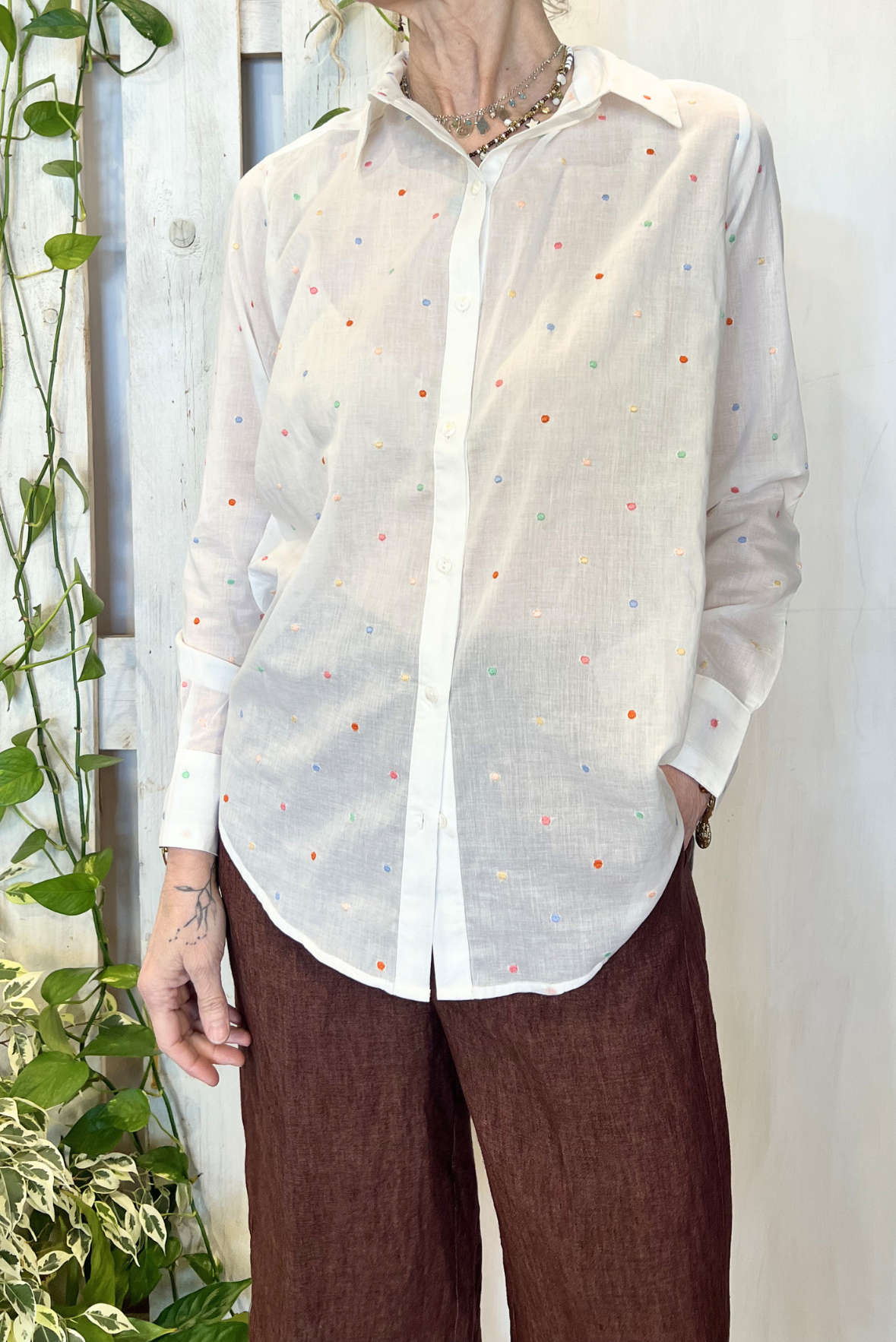 Camicia con ricami pois