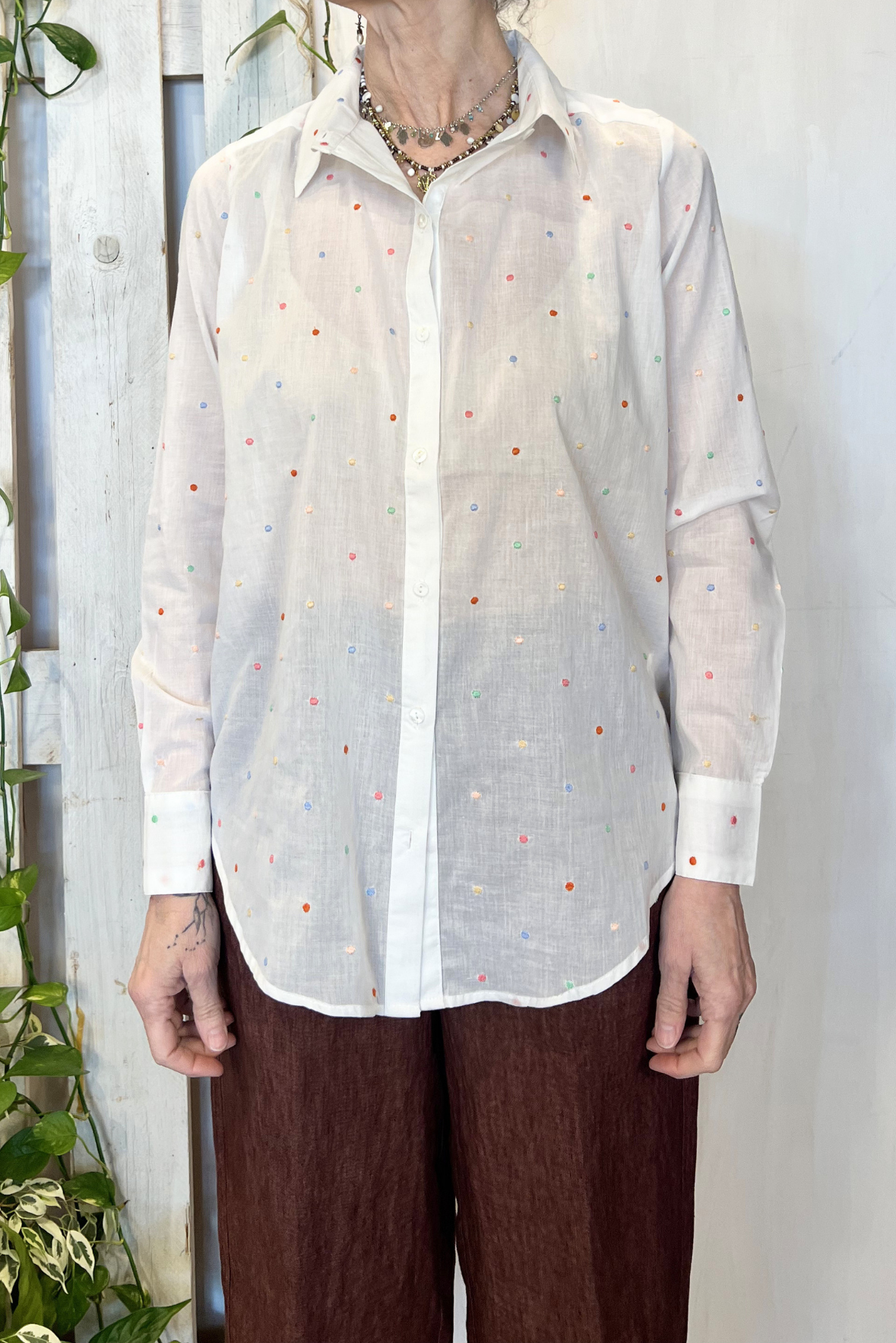 Camicia con ricami pois