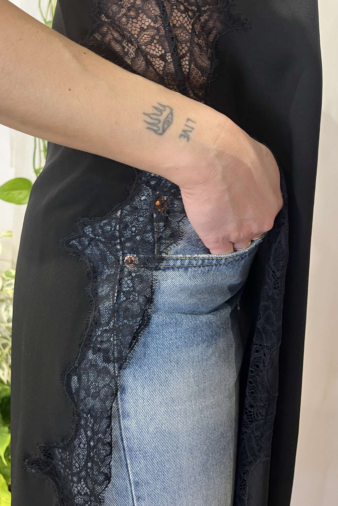 Top in seta con pizzo