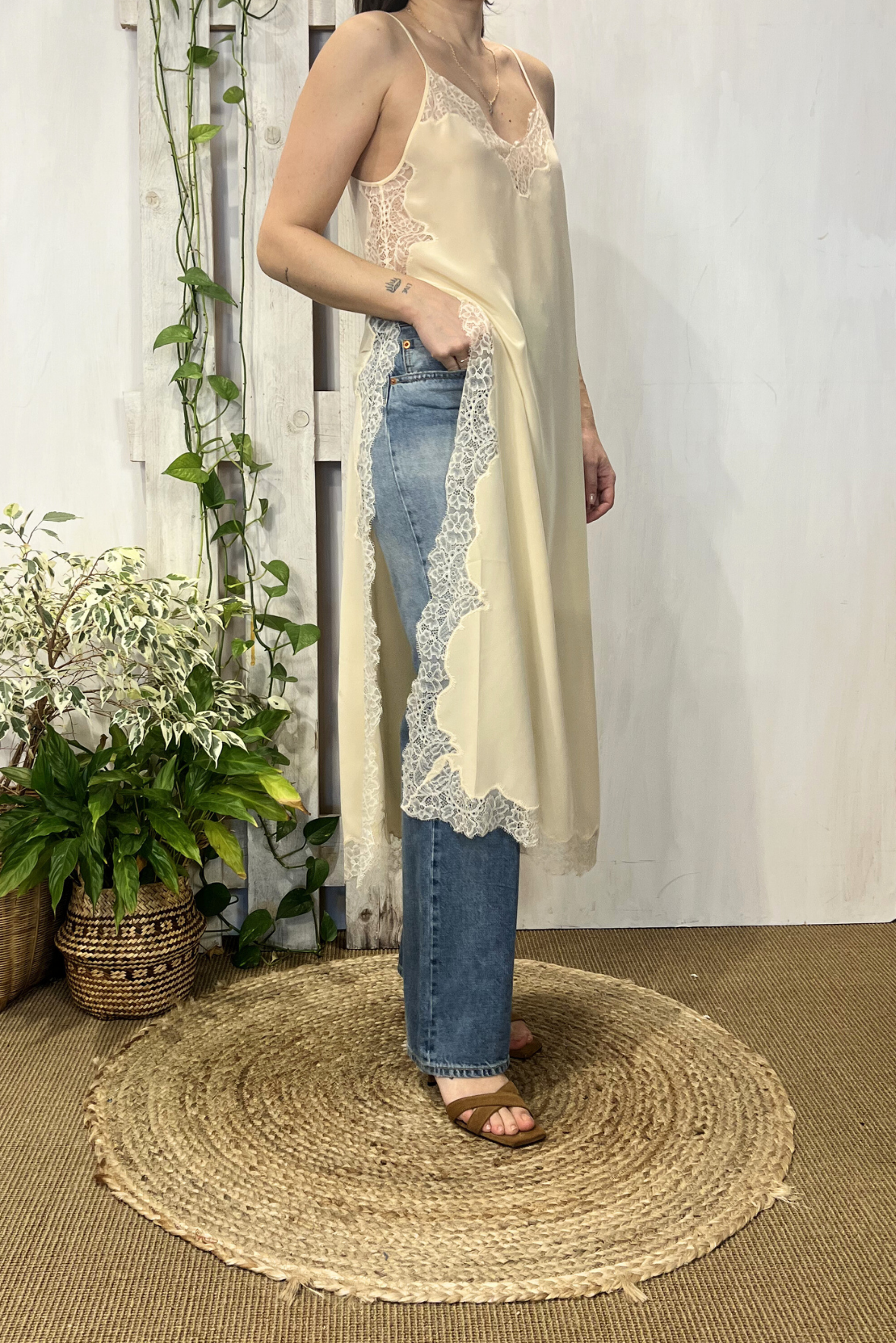 Top in seta con pizzo