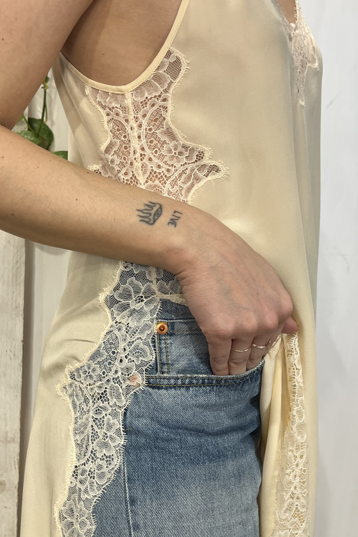 Top in seta con pizzo