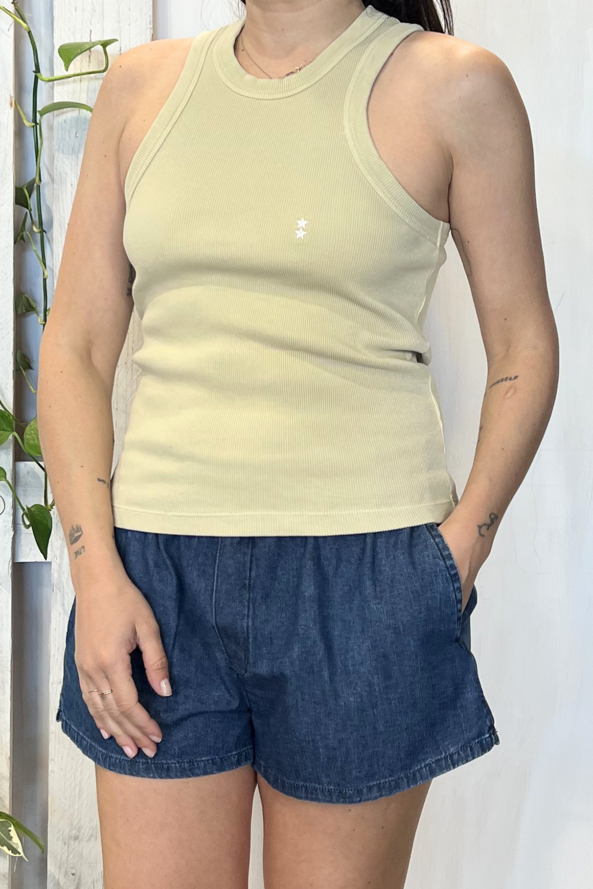 Canottiera a costine con ricamo