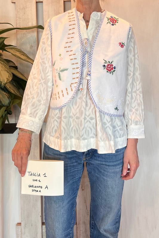 Gilet con ricami e laccetto