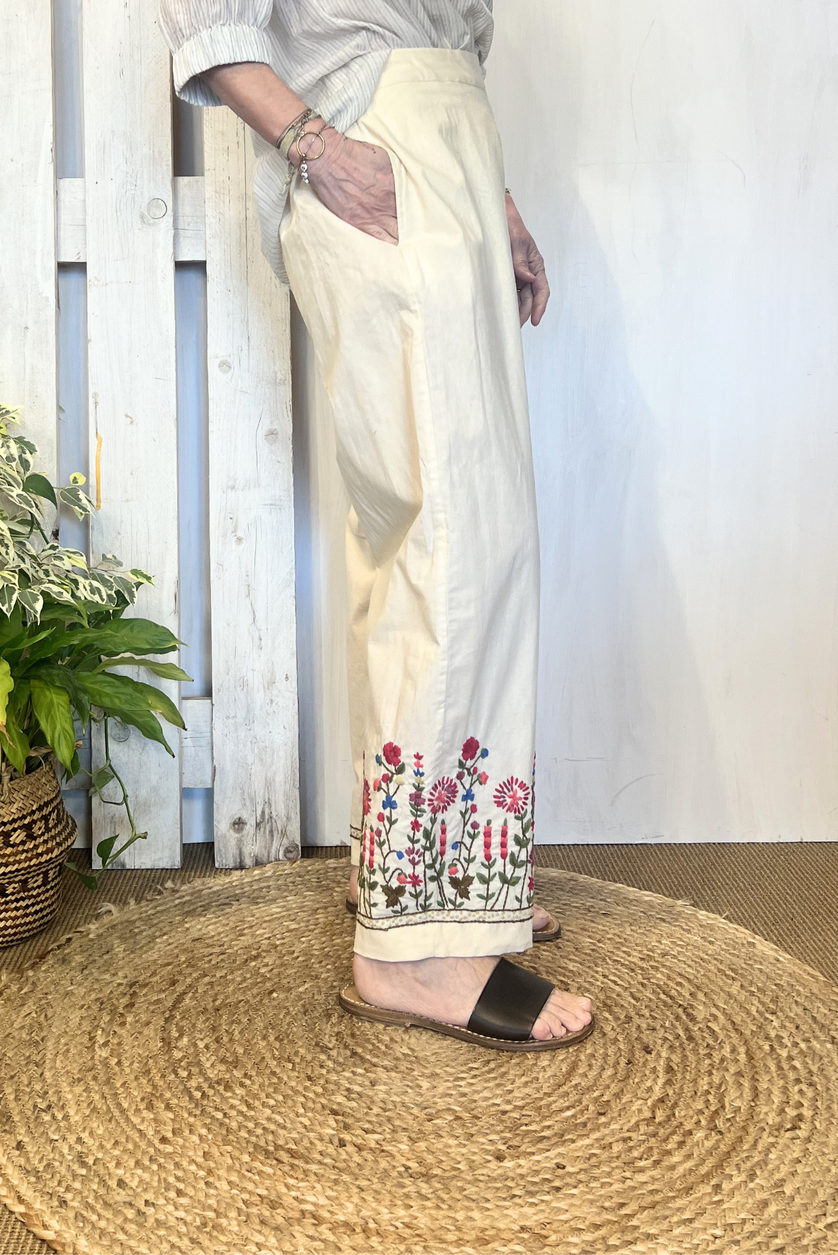 Pantalone in cotone con ricami