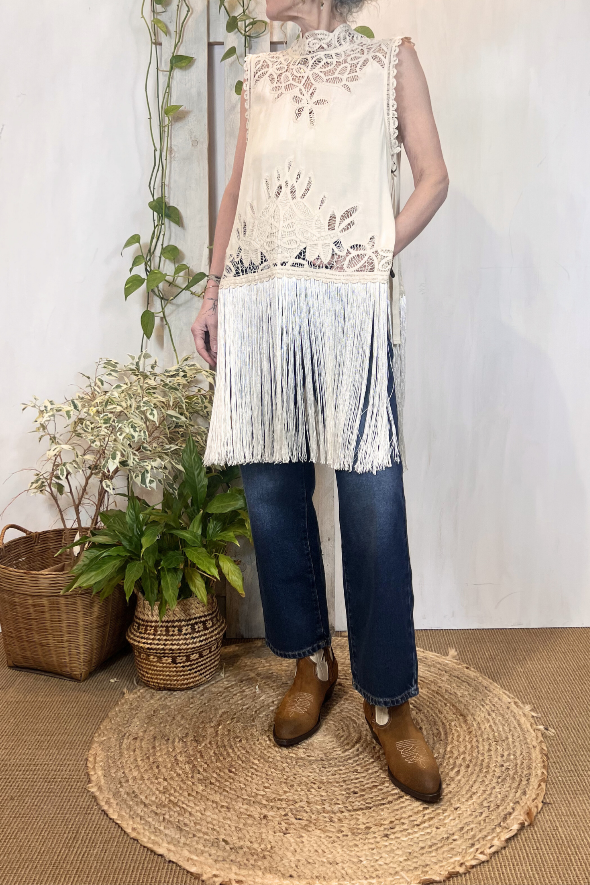 Gilet in viscosa con pizzo e frange