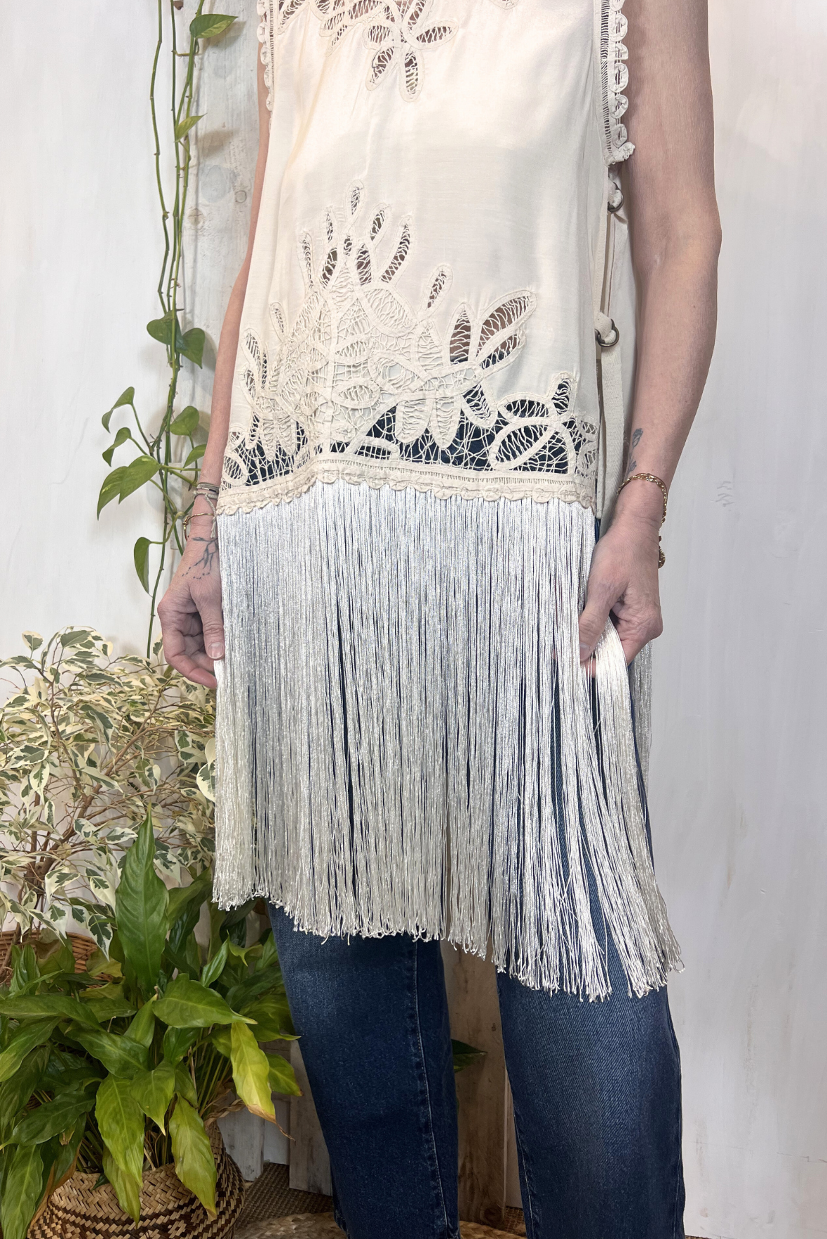 Gilet in viscosa con pizzo e frange