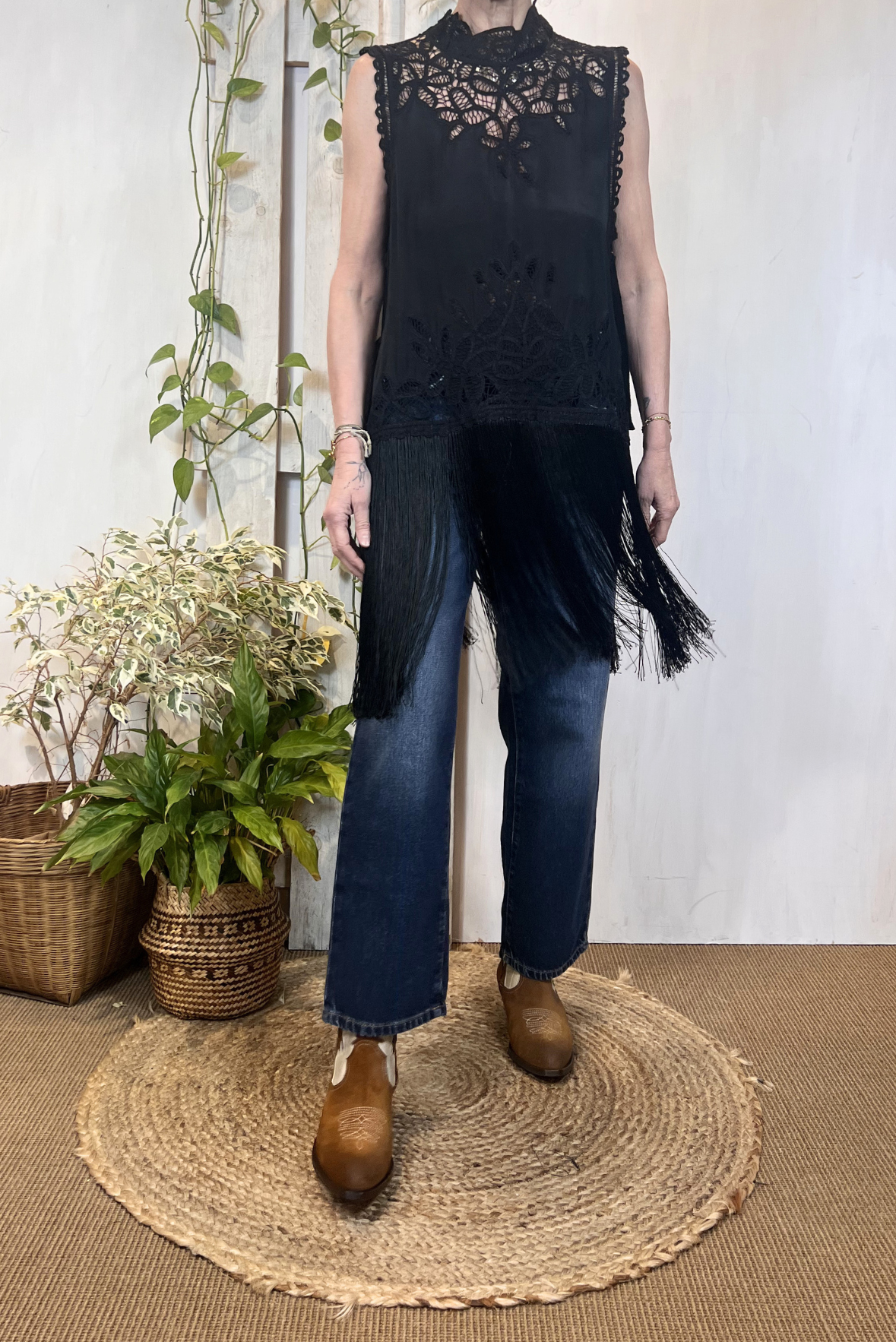 Gilet in viscosa con pizzo e frange