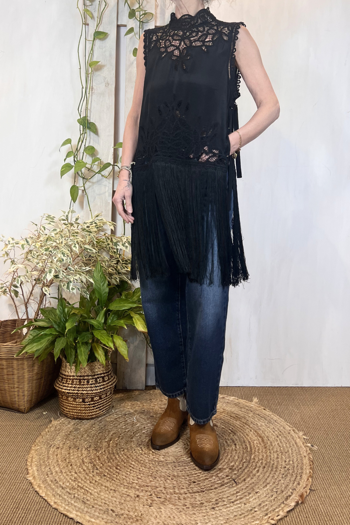 Gilet in viscosa con pizzo e frange