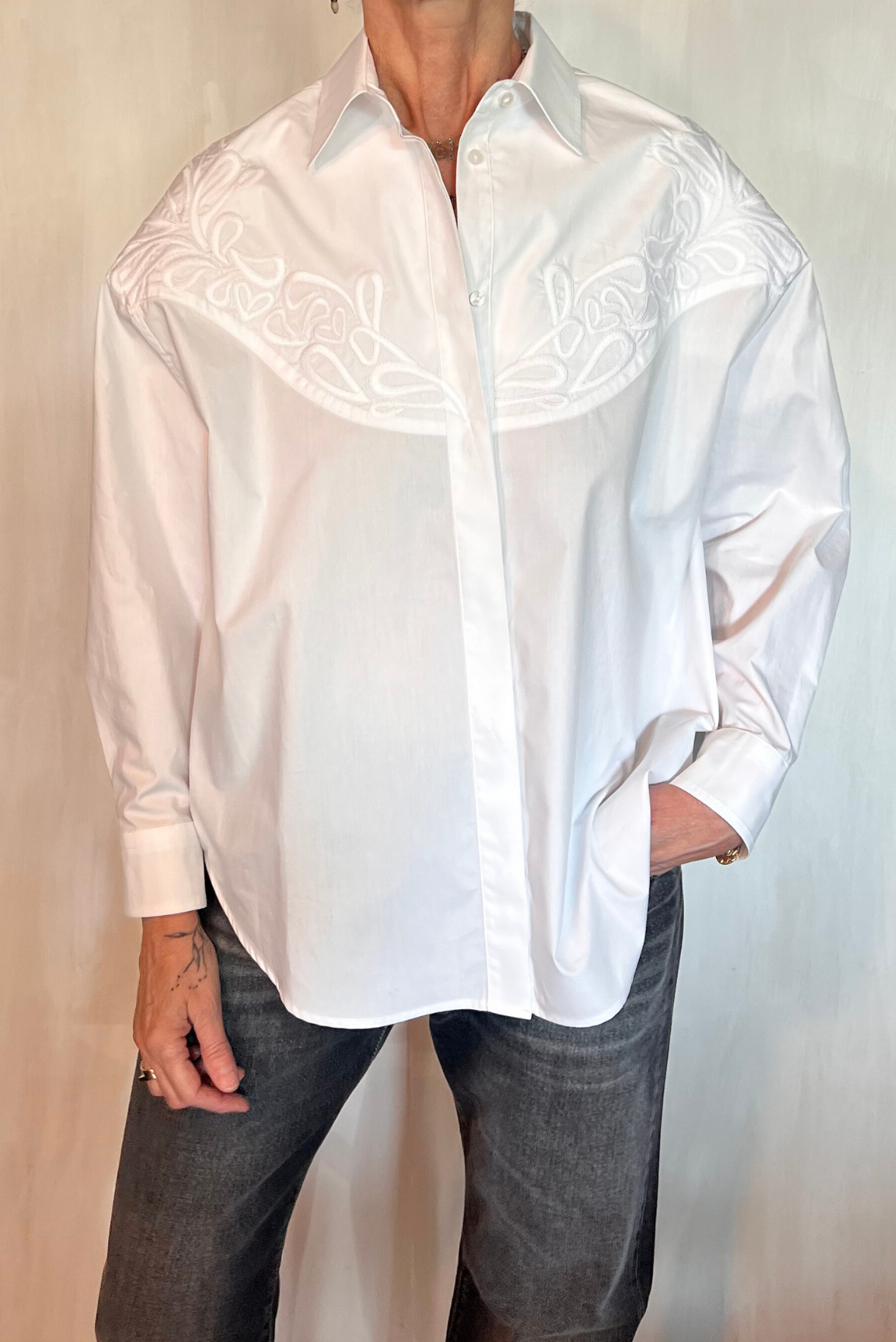 Camicia over con ricami