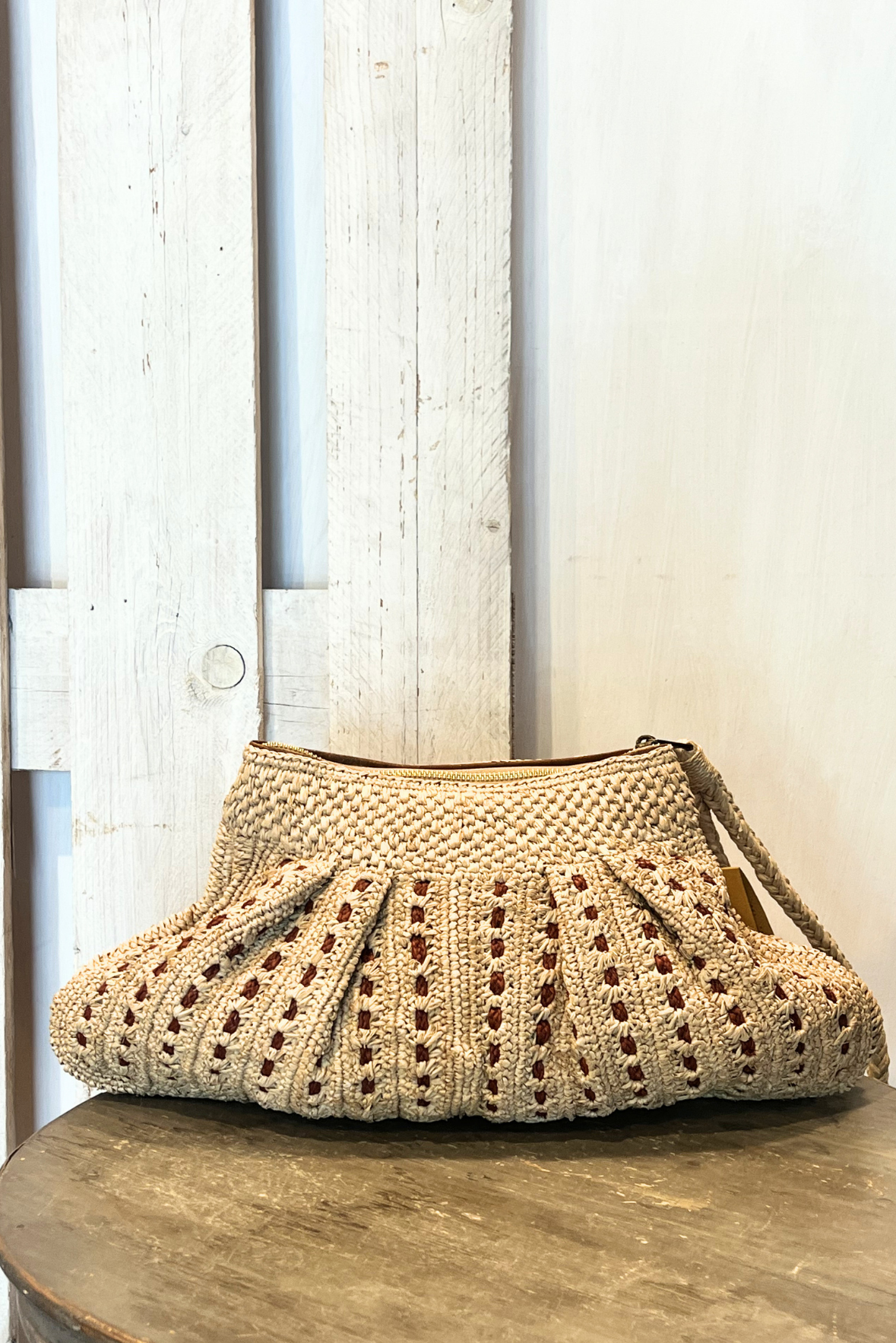 Clutch in rafia