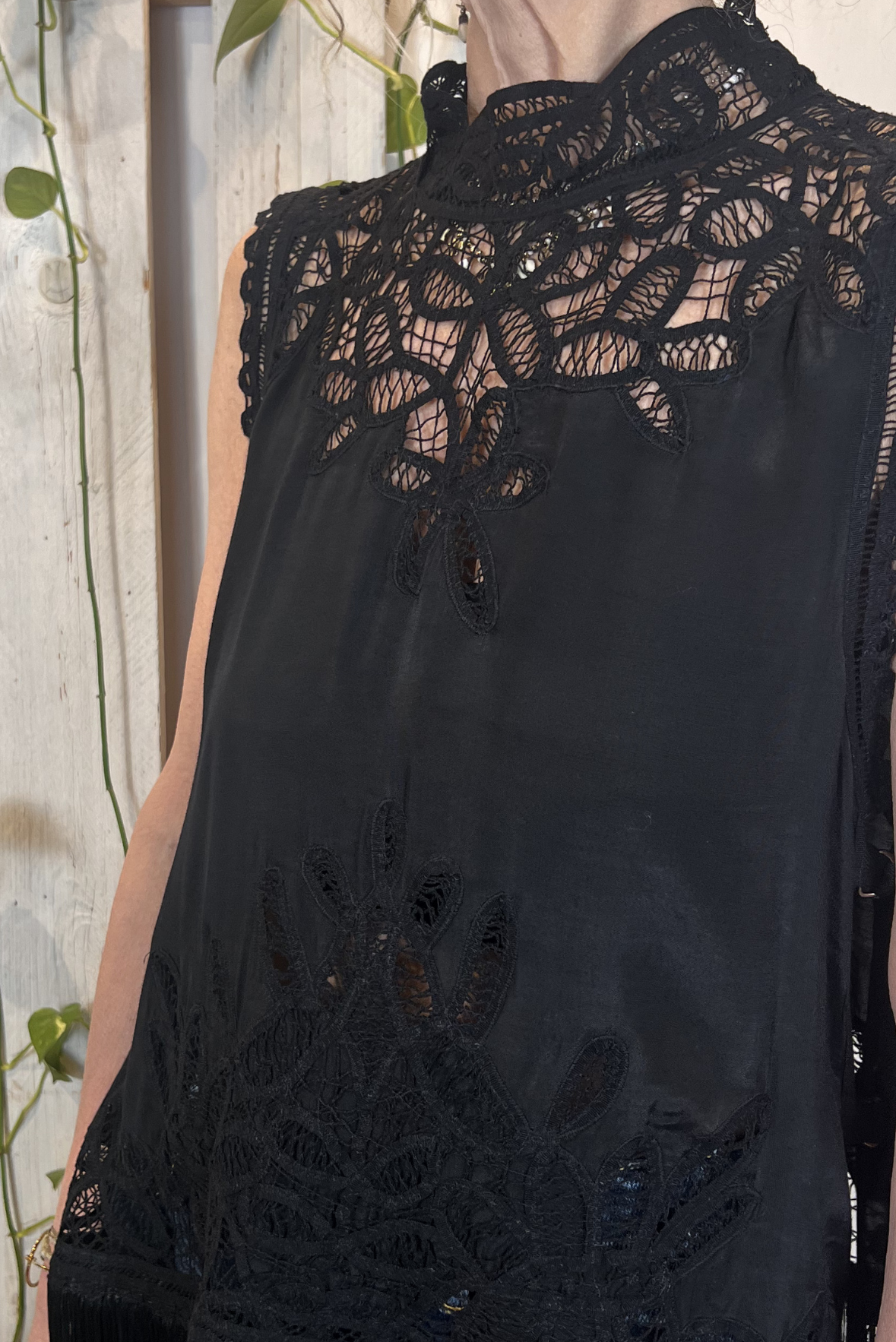 Gilet in viscosa con pizzo e frange