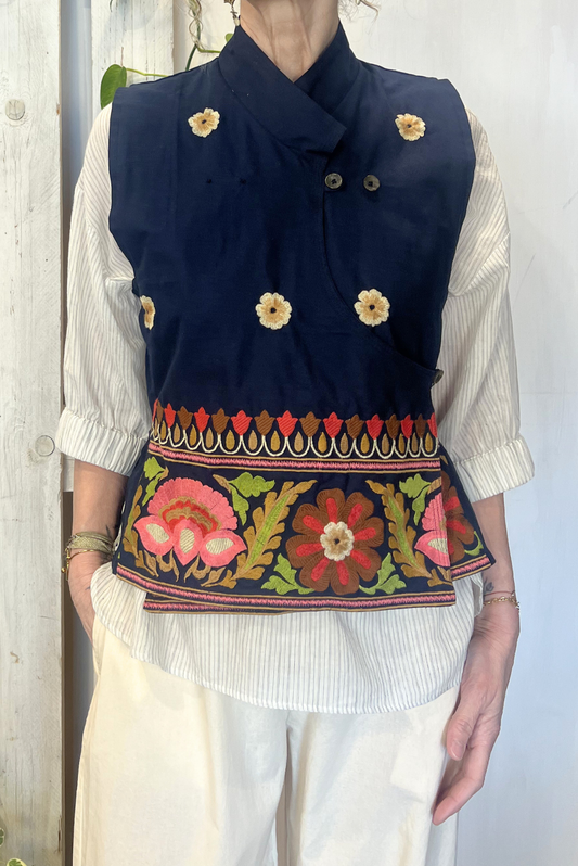Gilet incrociato con ricami
