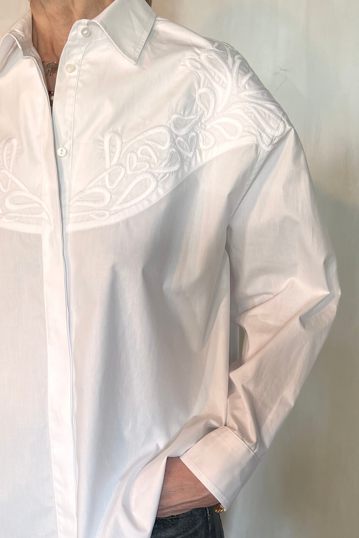 Camicia over con ricami