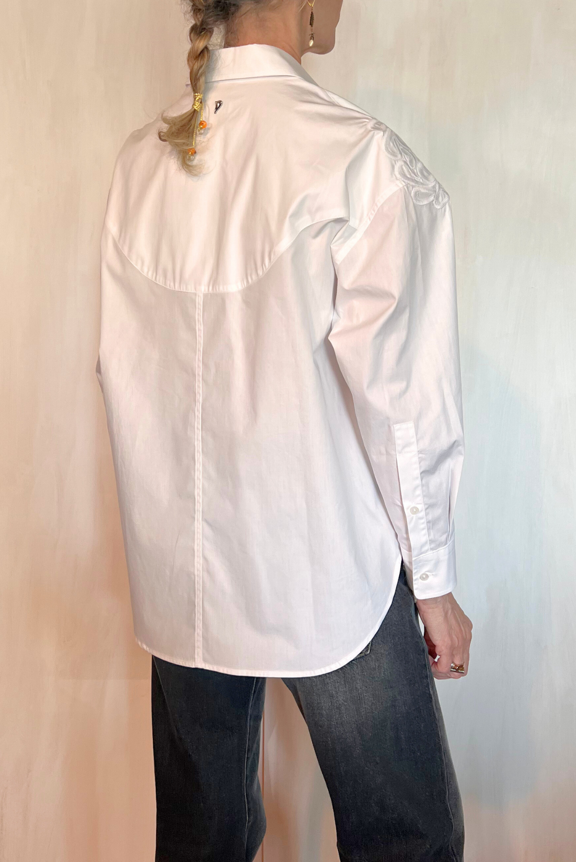 Camicia over con ricami