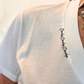 T-shirt a V con ricamo