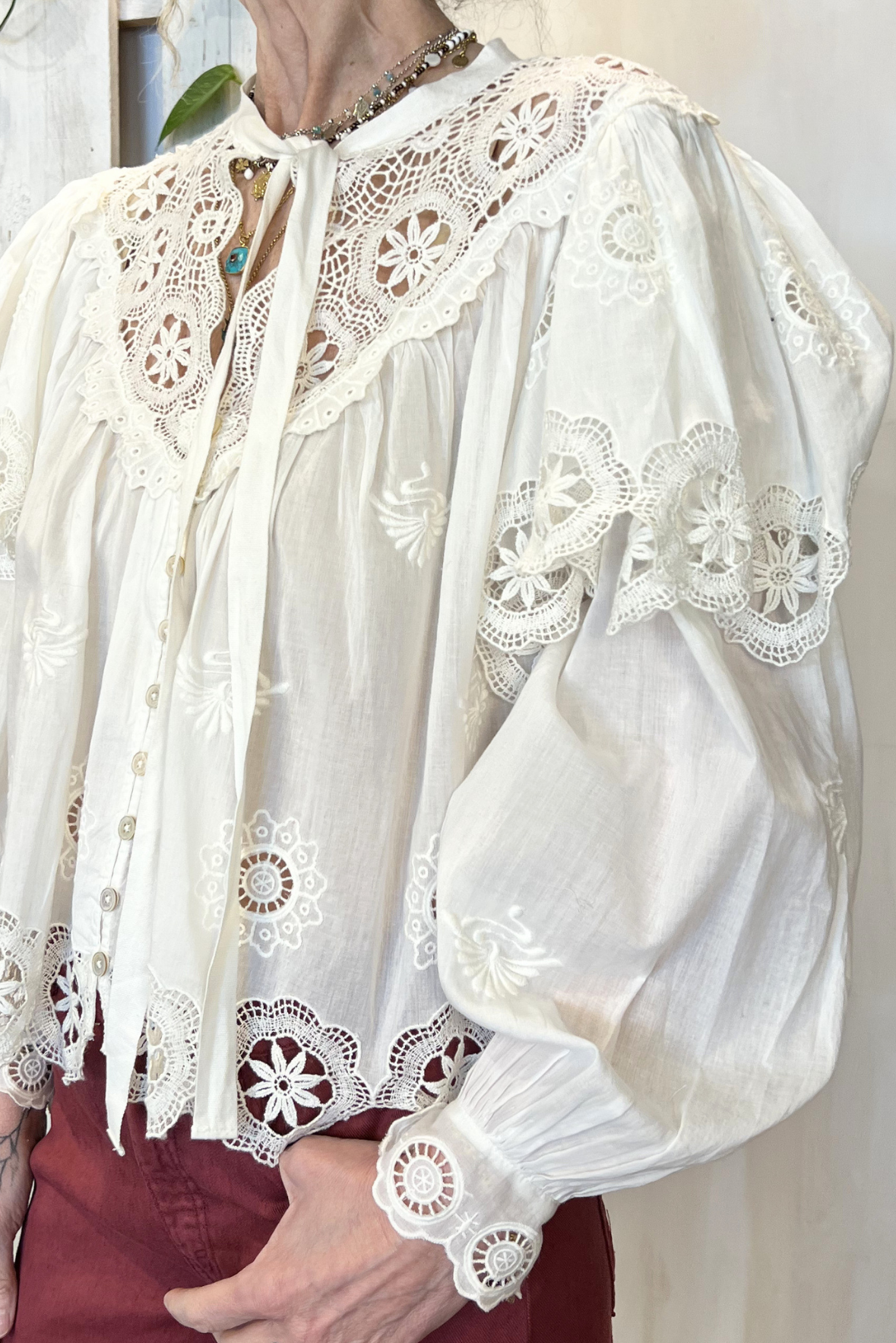 Camicia ruches con pizzo e ricami