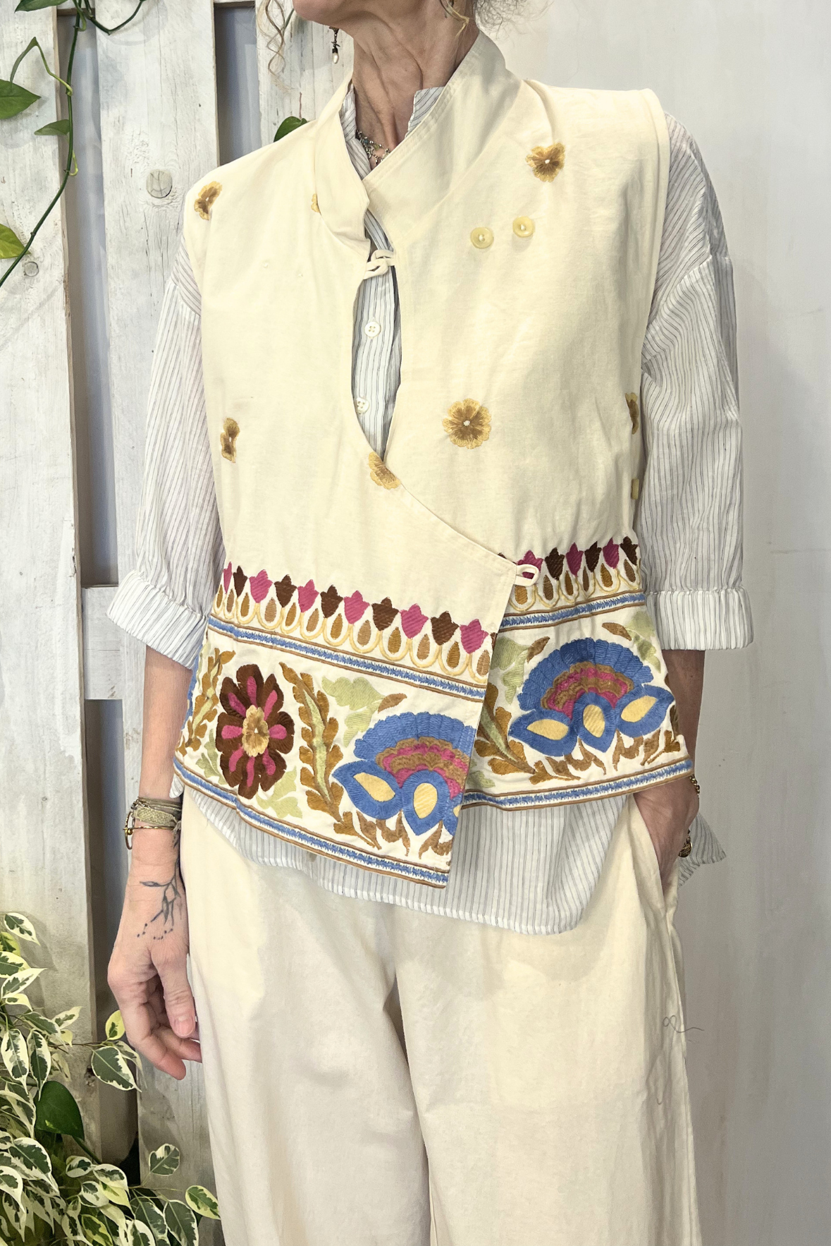 Gilet incrociato con ricami